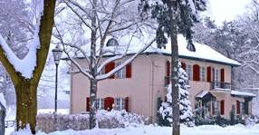 Ein Bild, das Haus, Gebäude, draußen, Baum enthält.
KI-generierte Inhalte können fehlerhaft sein.