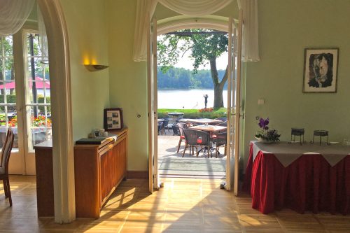 Das Restaurant Seeromantik mit Ausgang auf die Terrasse